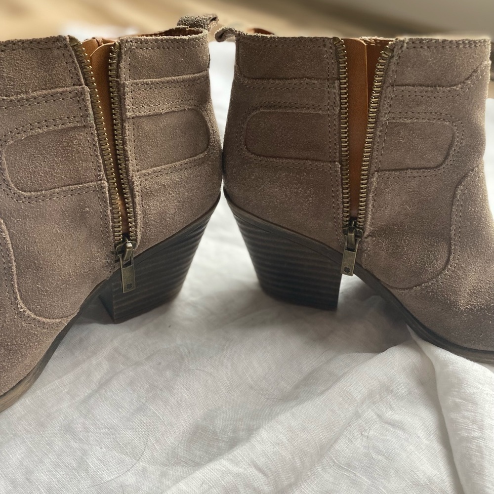 LUCKY BRAND women’s tan suede low heel size 7 - Picture 4 of 13